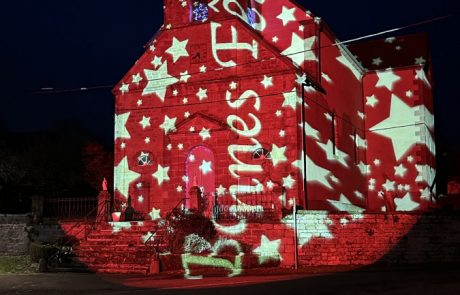pose d'un projecteur de gobo DIVUM 30 de chez CRELIGHT sur l'église de la commune de VILLAFANS