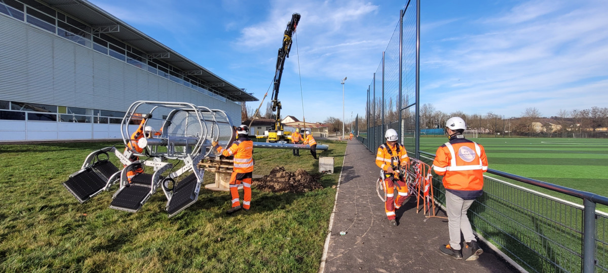 20251218_133834 Installation éclairage stade de foot Andelnans