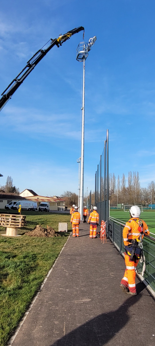 20251218_140254 Installation éclairage stade de foot Andelnans